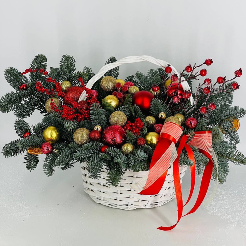 Novogodnyaya korzina s zhivim nobilisom i dekorom, standart