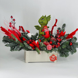 Novogodnyaya kompozitciya iz natural_nogo nobilisa v yashike s simvolom goda Drakonchikom