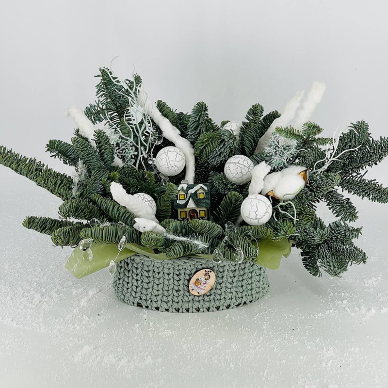 Новогодняя композиция подарочная из нобилиса в вязаном кашпо, стандартный