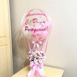 SHar babls s tcvetami v korobke. Buket iz orhidej i kustovoj rozi