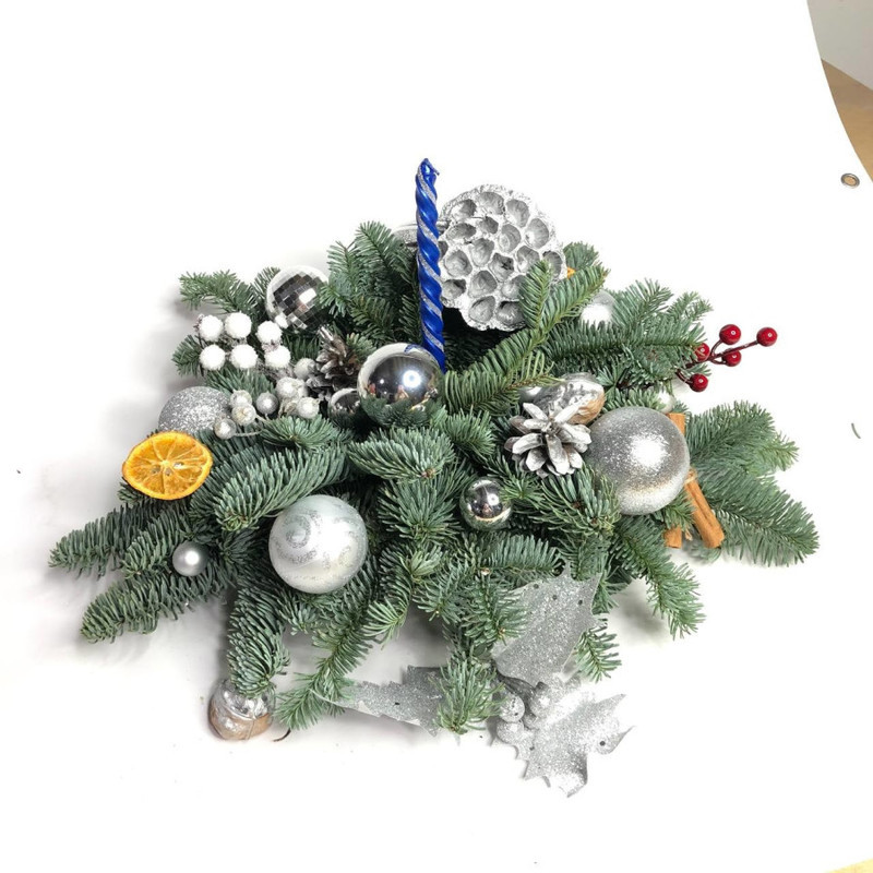 Kompozitciya iz hvoi nobilis so svechoj, standart