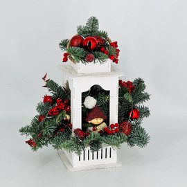 Novogodnij fonar_ podsvechnik s gnomikom i vetochkami nobilisa