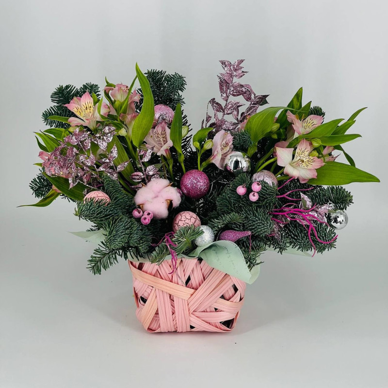 Dizajnerskaya novogodnyaya kompozitciya v korzinke s tcvetami i nobilisom, standart