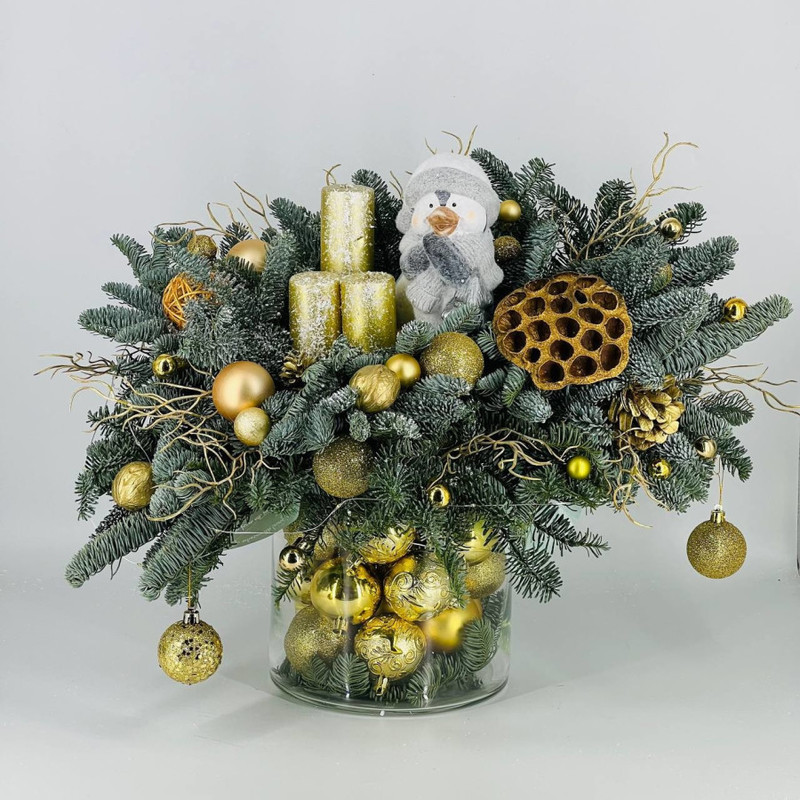 Новогодняя композиция из натурального лапника нобилис  в стеклянной вазе с сувениром, стандартный