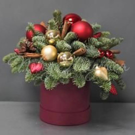 Букет в шляпной коробке с веточками живой ели нобилис