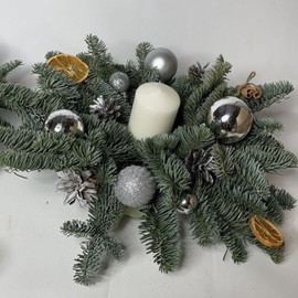 Kompozitciya iz nobilisa so svechoj