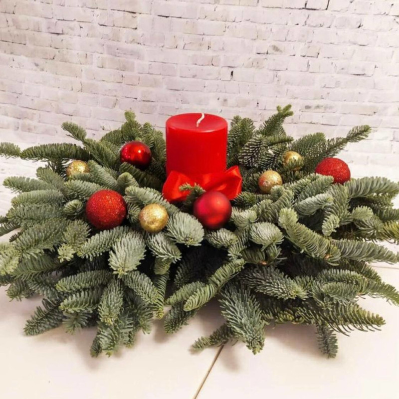 Svecha rozhdestvenskaya novogodnyaya s vetochkami zhivogo nobilisa, standart