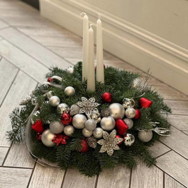 Рождественская  композиция на стол со свечами из хвои нобилис