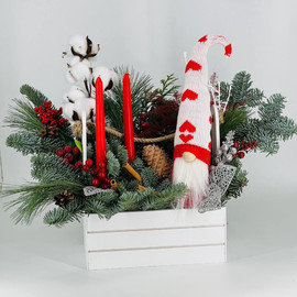 Композиция из натуральной хвои нобилис  в деревянном ящике со свечками и гномом