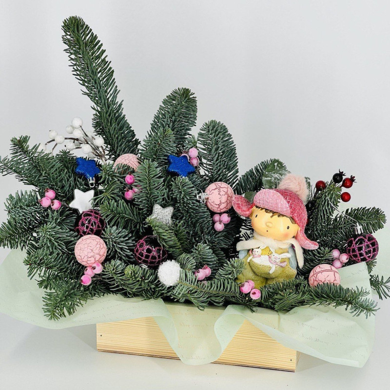 Новогодняя композиция из живой ели нобилис с декоративной фигуркой, стандартный