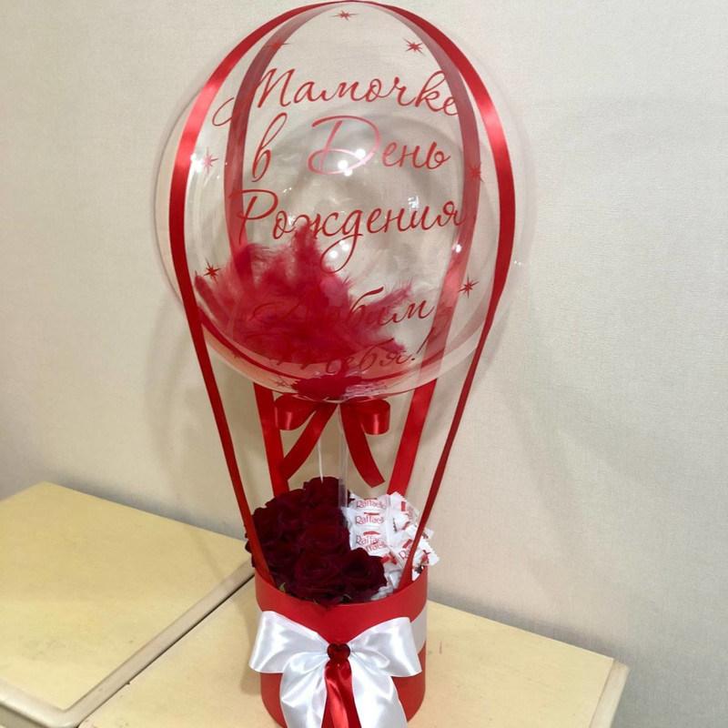 Krasnie rozi s konfetami Rafaello i sharom dlya mami, standart