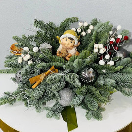 Kompozitciya iz zhivoj eli nobilis na stol