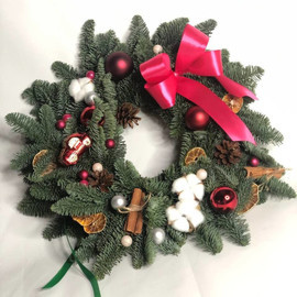 Rozhdestvenskij venok iz nobilisa 40 sm