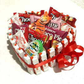 Торт сердце из шоколадок и конфет, киндер шоколад