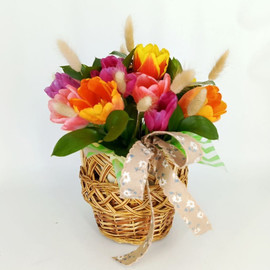 Тюльпаны в плетёном кашпо-корзинке