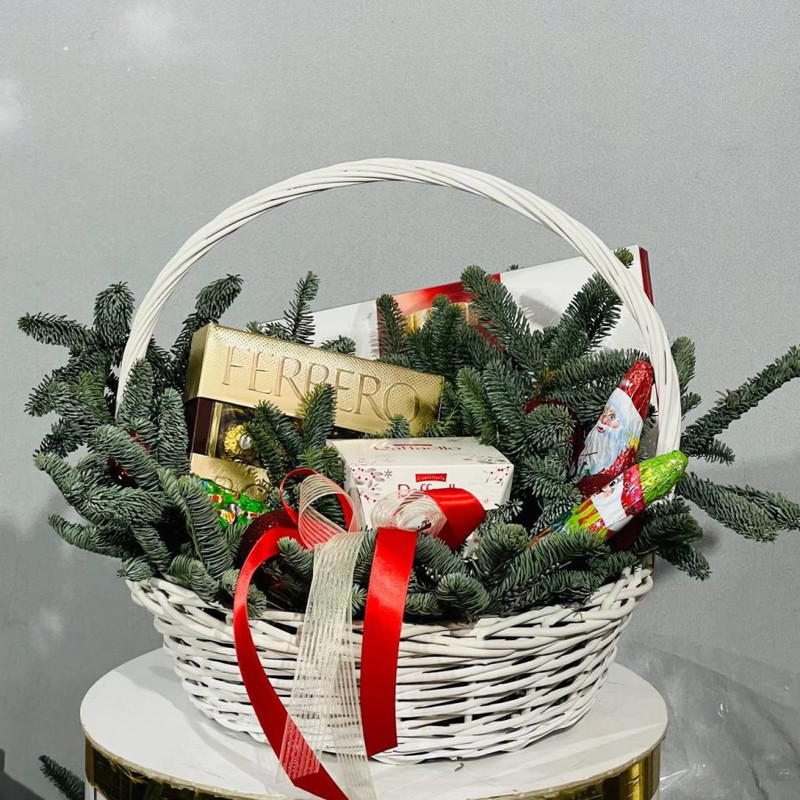 Большая новогодняя корзина с конфетами. сладостями и красной икрой и нобилис, стандартный