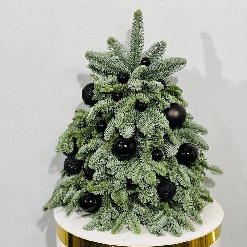 YOlka iz natural_nogo nobilisa s chyornimi sharami 45 sm, standart