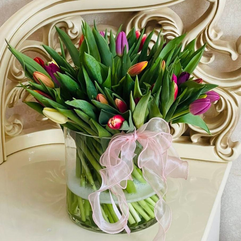 Тюльпаны в стеклянной вазе, стандартный