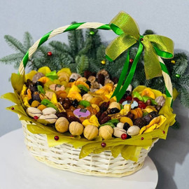 Новогодняя корзина с сухофруктами и веточками нобилиса