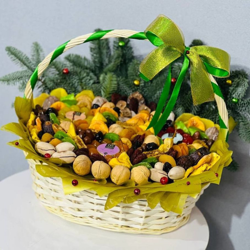 Новогодняя корзина с сухофруктами и веточками нобилиса, стандартный