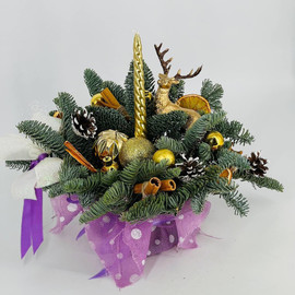 Novogodnyaya kompozitciya buket iz zhivoj hvoi nobilis so svechoj