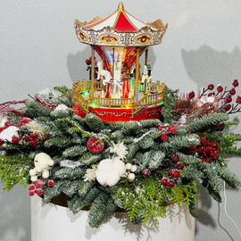 Bol_shaya kompozitciya iz natural_nogo nobilisa s suvenirom karusel_ muzikal_naya s podsvetkoj