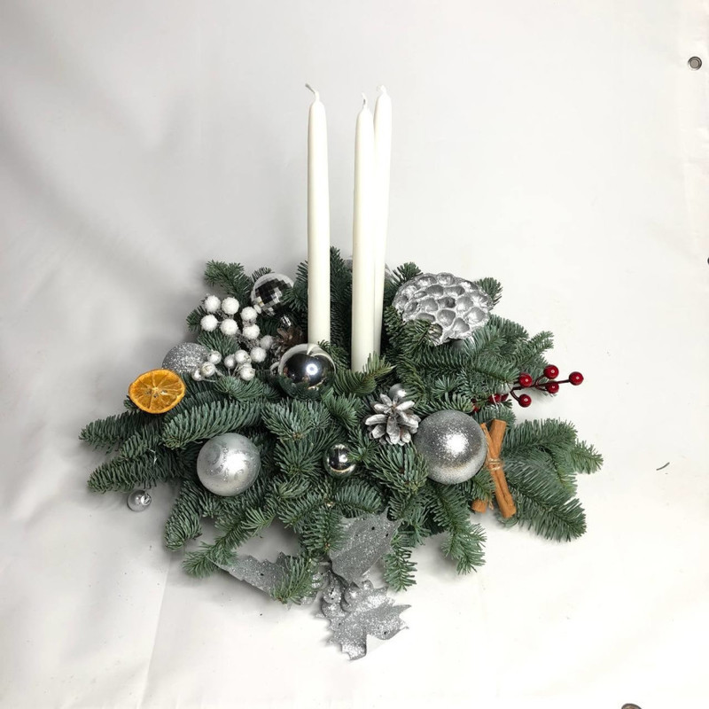 Свеча рождественская с веточками живой ели нобилис, стандартный