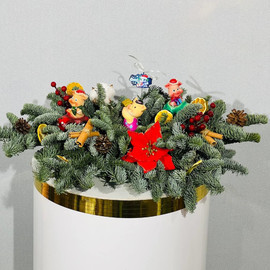 Skazochnaya kompozitciya na stol iz zhivogo nobilisa "Tri porosyonka"