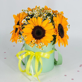 Шляпная коробка с подсолнухами и полевыми ромашками танацетум