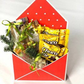 Novogodnij buket iz chaya s vetochkoj nobilisa