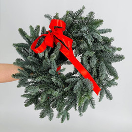 Новогодний венок из живой хвои нобилис с красной лентой 40 см