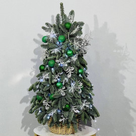 Novogodnyaya bol_shaya el_ iz zhivoj hvoi nobilis 90 sm