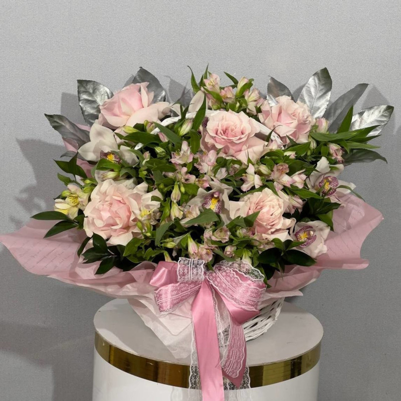 Korzina s tcvetami orhidei, frantcuzskie rozi i al_stromeriya, standart