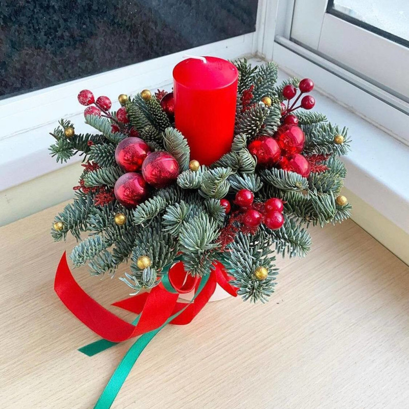 Novogodnij buket so svechoj iz vetochek hvoi nobilis, standart