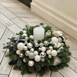 Рождественская свеча с веточками нобилиса