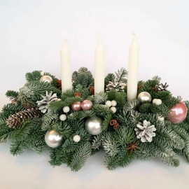 Rozhdestvenskaya  kompozitciya iz elovih vetok nobilis so svechami