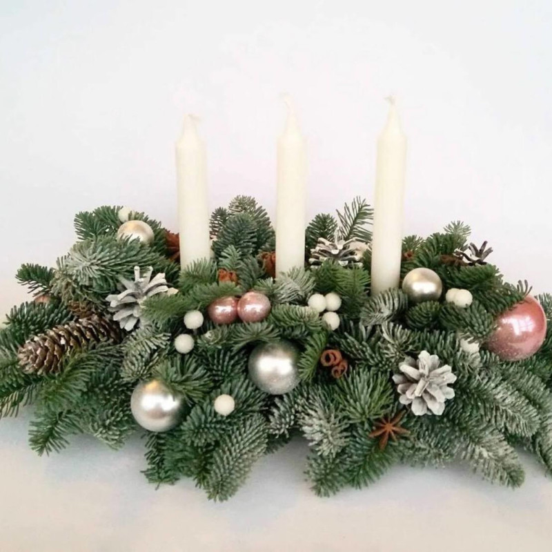 Рождественская  композиция из еловых веток нобилис со свечами, стандартный