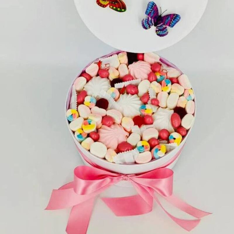 Sladkij buket s zefirom, konfetami Raffaello i marshmellou v korobochke, standart