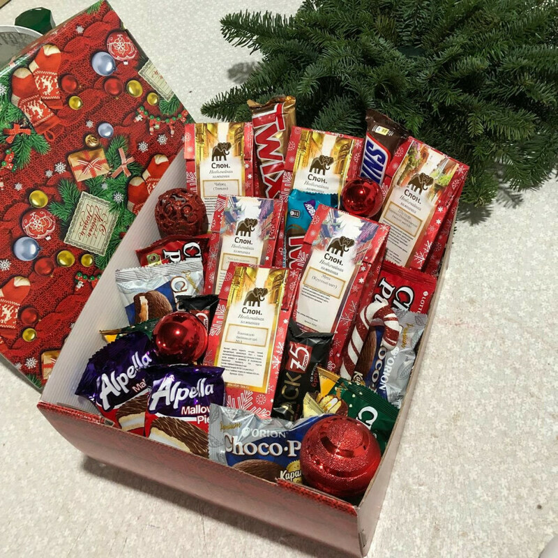 Novogodnij boks s chaem i sladostyami, standart