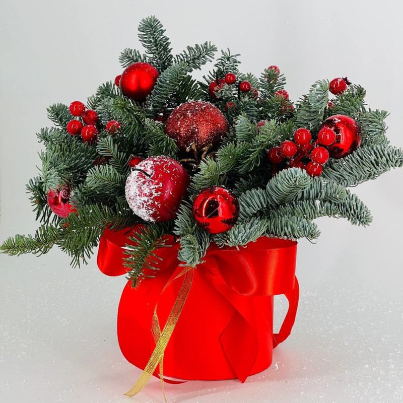 Новогодний букет в шляпной коробке из натуральной хвои нобилис, стандартный