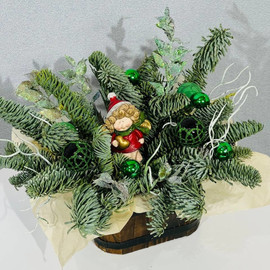 Новогодняя композиция из живой ели нобилис в деревянном кашпо