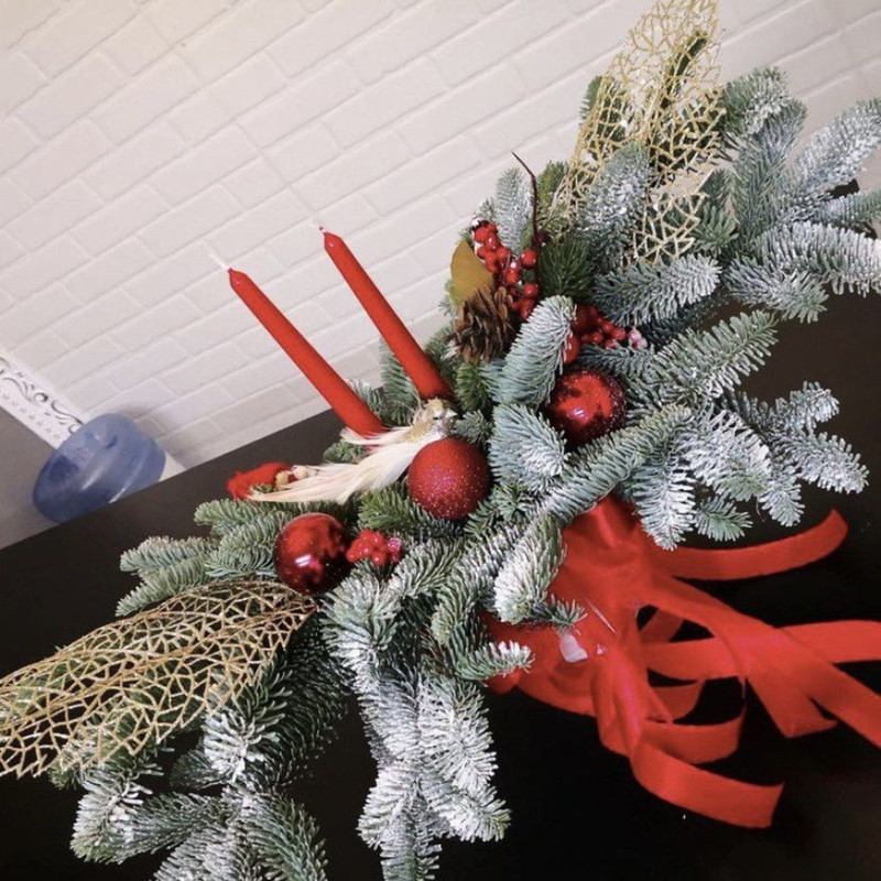 Zimnij buket iz nobilisa so svechami na stol, standart