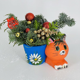 Новогодний букет в кашпо котик с веточками нобилис
