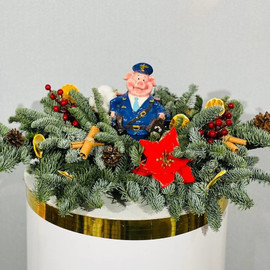 Novogodnee ukrashenie stola iz zhivogo nobilisa