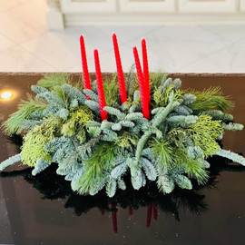 Novogodnyaya kompozitciya na stol iz natural_noj hvoi nobilis so svechami