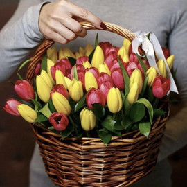 Корзина разноцветных тюльпанов 51 шт