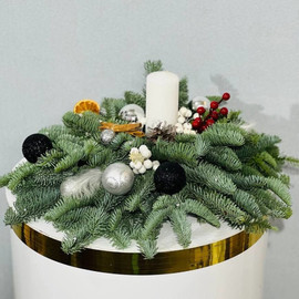 Nastol_naya kompozitciya iz natural_noj hvoi nobilis so svechoj