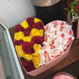 Розы в сердце с конфетами Рафаэлло