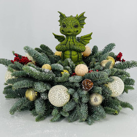 Настольная композиция из хвои с денежным драконом