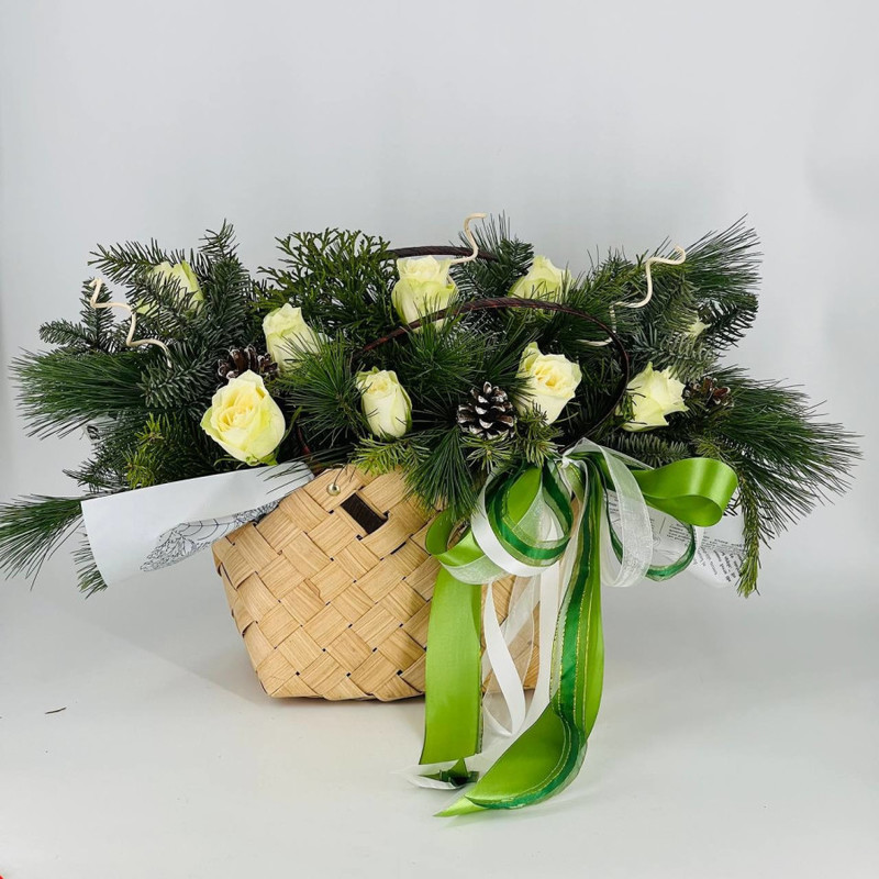 Zimnij buket v pletenoj sumochke s natural_noj hvoej nobilis i belimi rozami, standart